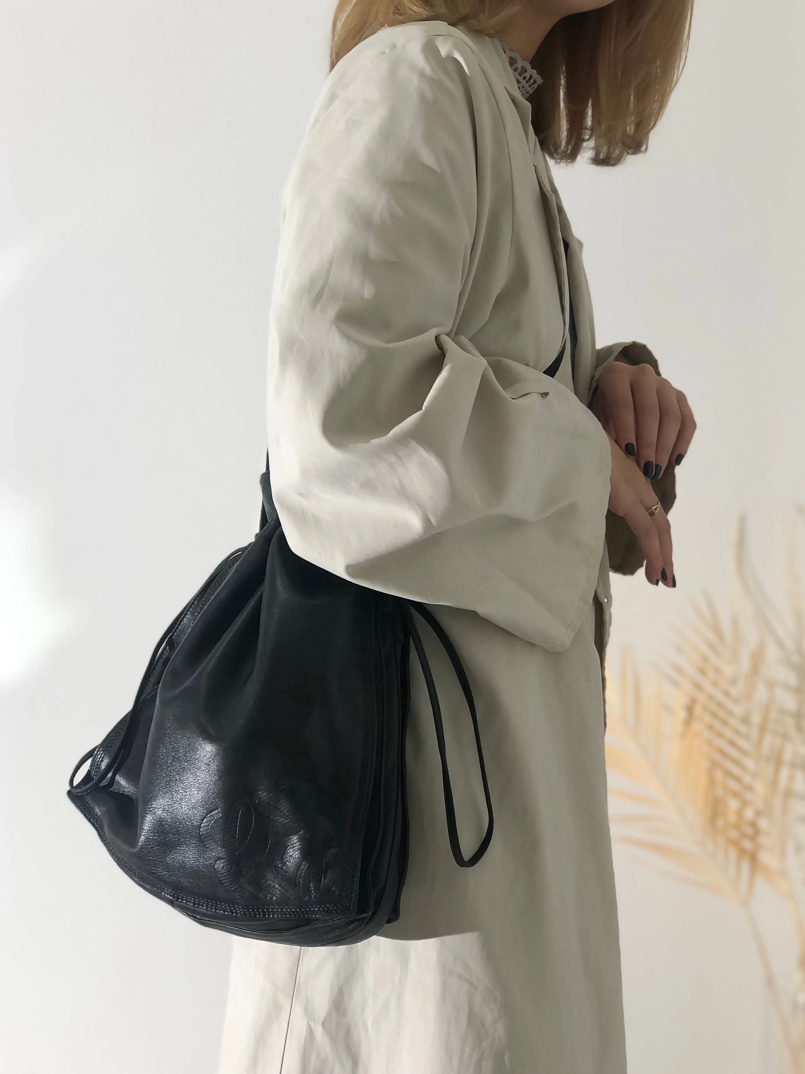 LOEWE Anagram Leather Drawstring Shoulder bag Black Vintage hzn8br