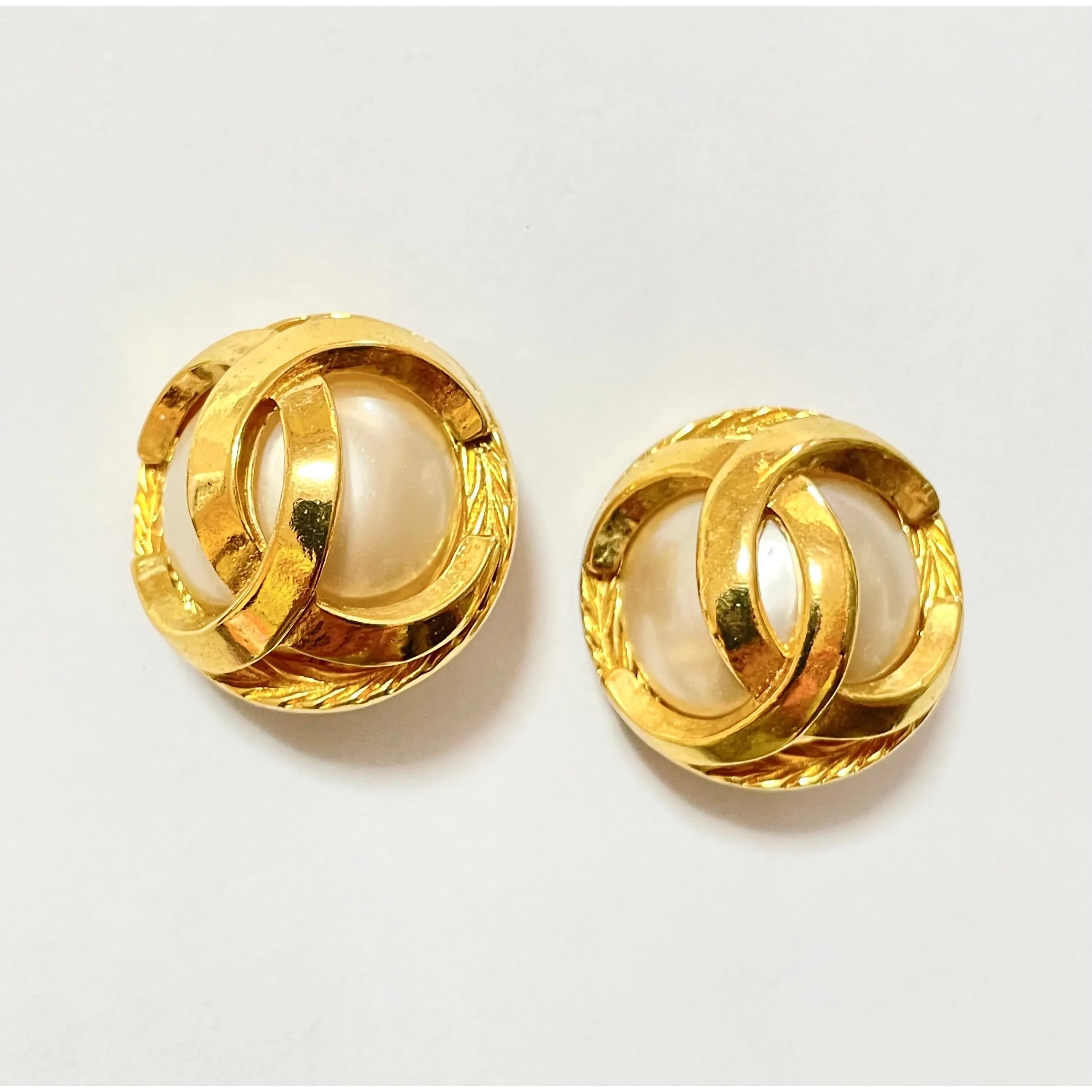 Reserved. Vintage CHANEL gold tone round earrings with faux pearl and 3D CC motif. Classic Chanel vintage jewelry piece. 051002ya1